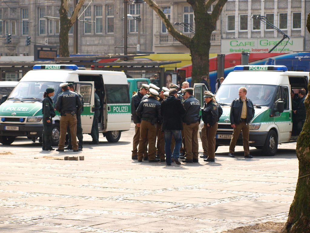 Suchmassnahmen am Koelner Neumarkt nach Raubueberfall im Parkhaus Wolfstr P06.JPG